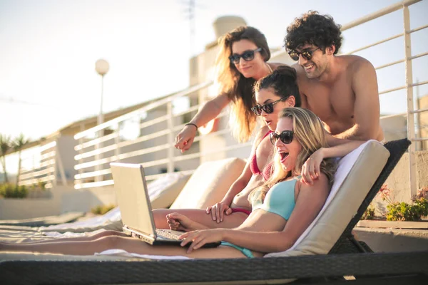 Groep Vrienden Kijken Naar Een Laptop — Stockfoto