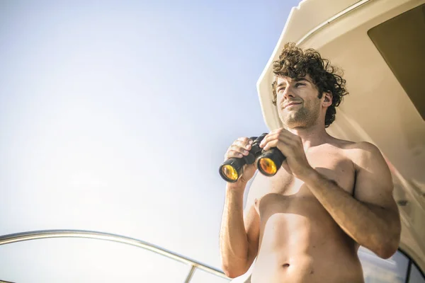 Homem Com Binóculos Num Barco — Fotografia de Stock