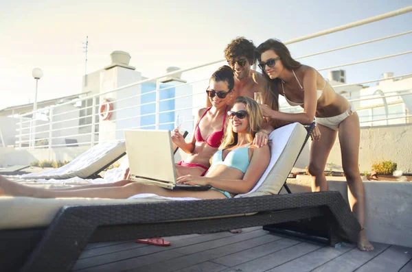 Group Friends Looking Laptop — Stock Photo, Image