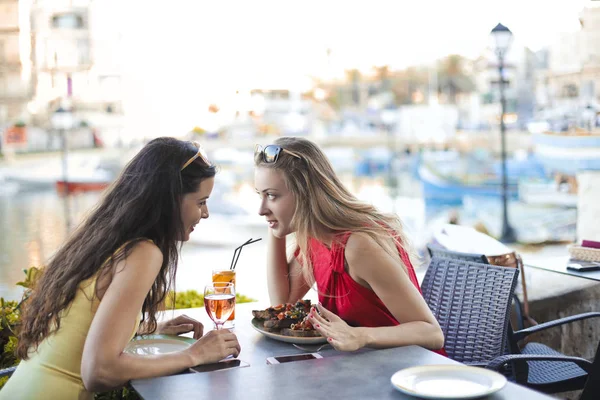 Duas Meninas Conversando Bar Livre — Fotografia de Stock