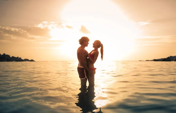 Casal Abraço Água — Fotografia de Stock