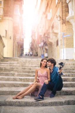 Çift selfie çekiyor. 