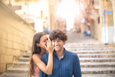 Bir çocuğun kulağına fısıldayarak kız