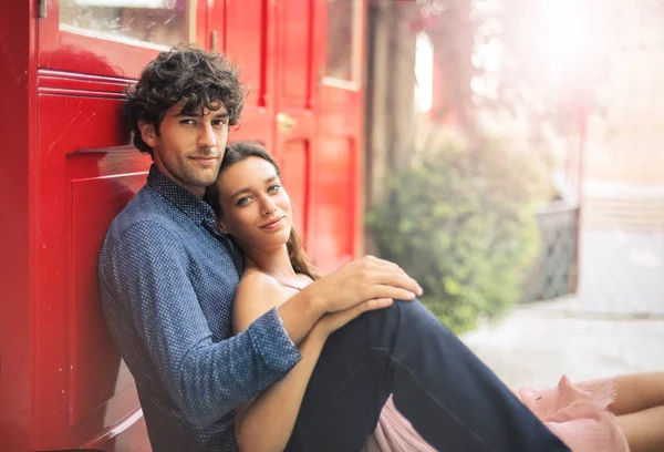 Couple Cuddling Red Door — Stock Photo, Image