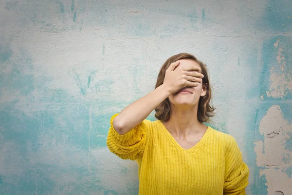 Frau Mit Einer Hand Auf Den Augen — Stockfoto