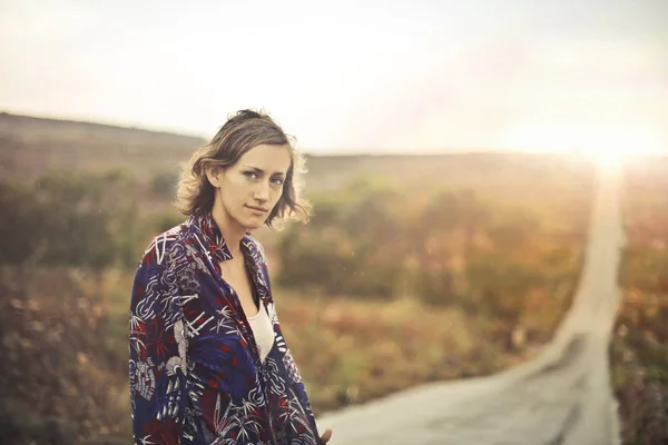 Portret Van Een Jonge Vrouw Het Platteland — Stockfoto