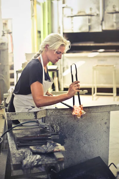 Artesãos Trabalhar Num Laboratório — Fotografia de Stock