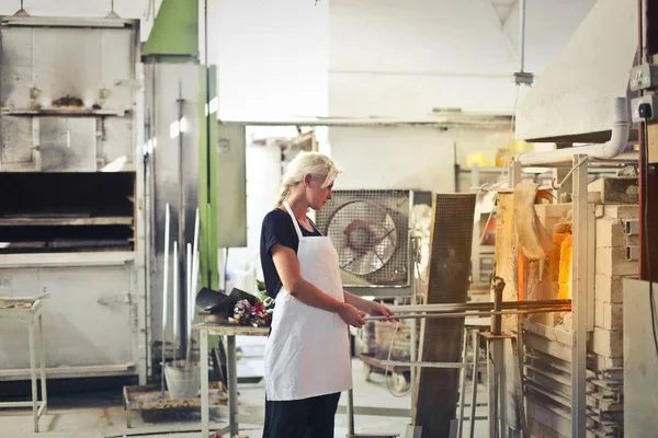 Artesãos Trabalhar Num Laboratório — Fotografia de Stock