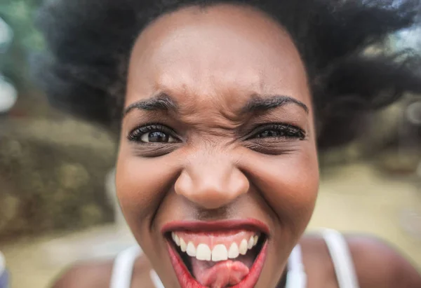 Primer Plano Una Chica Haciendo Una Cara Divertida —  Fotos de Stock