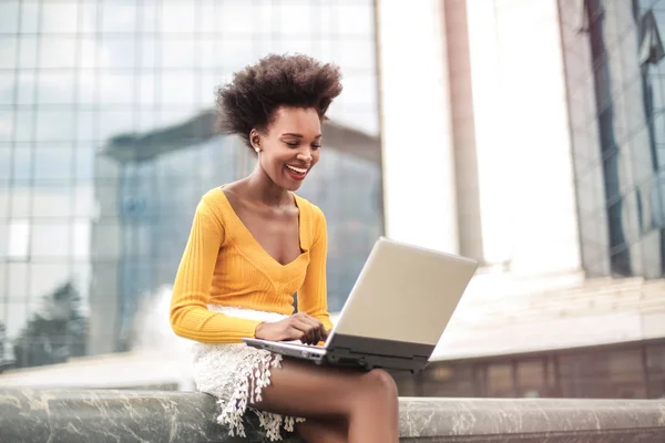 Ragazza Utilizzando Computer Portatile All Aperto — Foto Stock