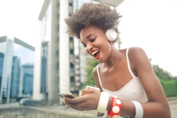 Menina Surpresa Com Smartphone — Fotografia de Stock