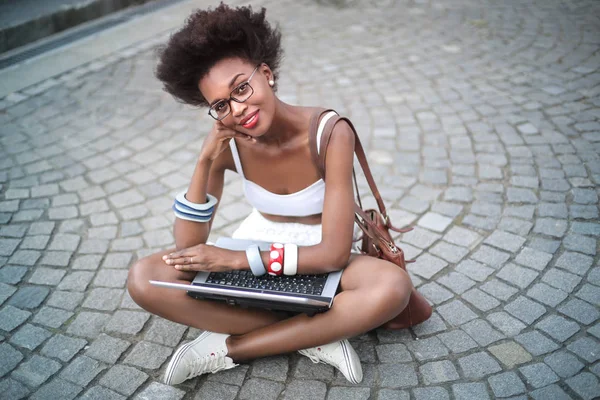 Portret Van Een Meisje Met Behulp Van Een Laptop Buiten — Stockfoto