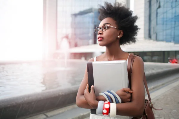 Gadis Dengan Laptop Luar — Stok Foto