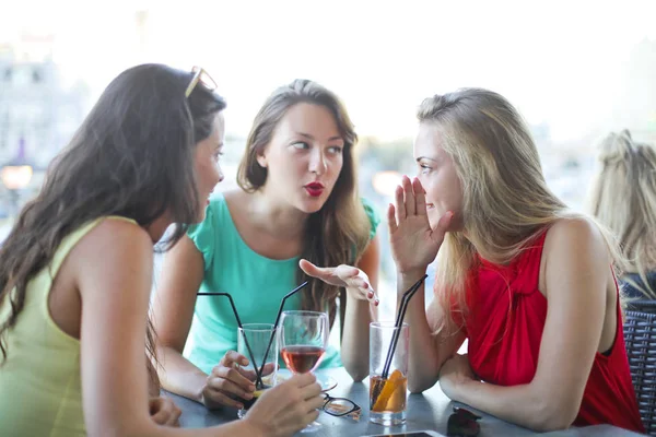 Chicas Hablando Bar Aire Libre — Foto de Stock