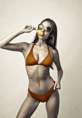 Bir dondurma yeme bikini bir kadın portresi