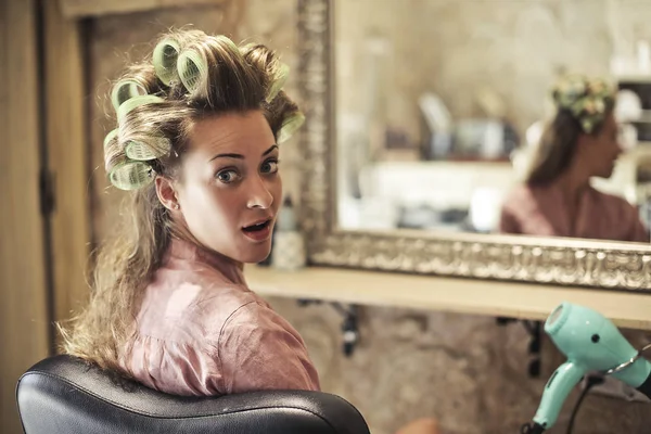 Surprised Girl Hairdresser Shop — Stock Photo, Image