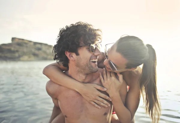 海辺の楽しみを持っているカップル — ストック写真
