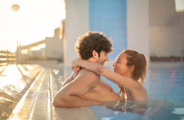 Casal Relaxante Uma Piscina — Fotografia de Stock