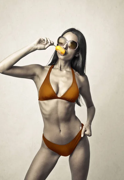 アイス食べるビキニの女性の肖像画 — ストック写真