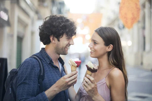 Pareja Comiendo Helados Aire Libre — Foto de Stock