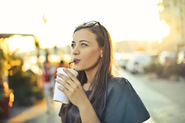 夏に屋外で飲む女 — ストック写真