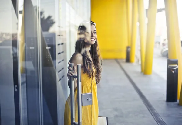 Mädchen Öffnet Eine Tür — Stockfoto