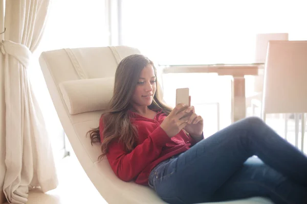 Menina Usando Smartphone — Fotografia de Stock