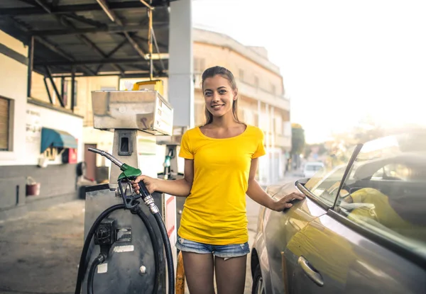 ガソリン スタンドの女の子 — ストック写真