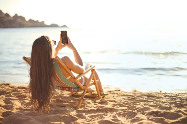 Menina Usando Smartphone Praia — Fotografia de Stock