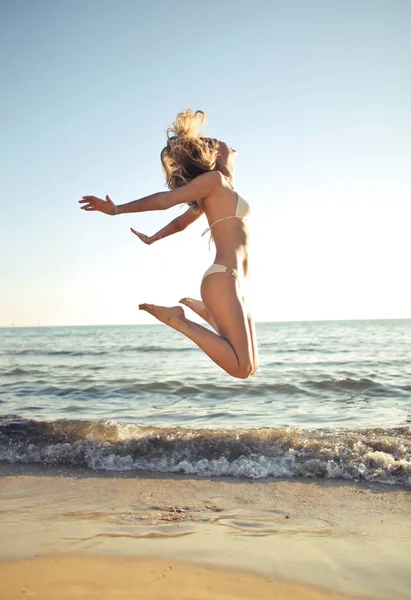 Mädchen Bikini Springt Strand — Stockfoto