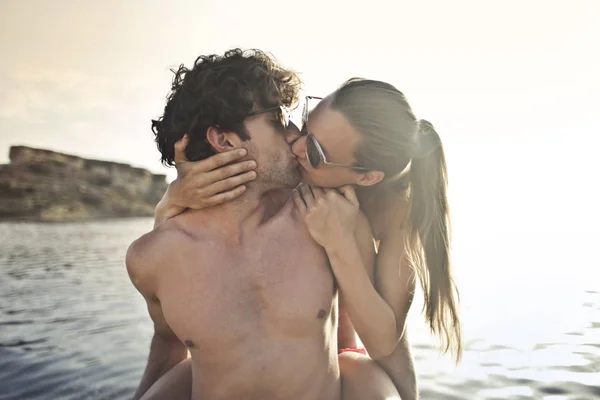 Casal Beijando Praia — Fotografia de Stock