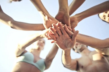 Vasıl belgili tanımlık kıyı üzerinde el ele