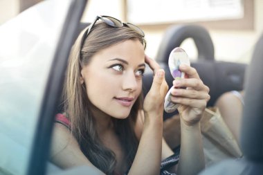 Bir vagonda ona bakarken kız makyaj