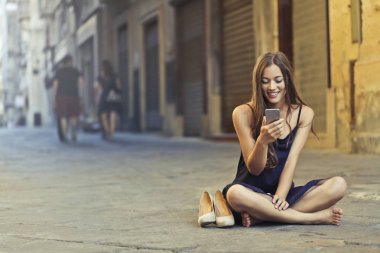 Açık bir akıllı telefon kullanan kız 