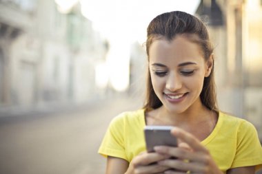 Açık bir akıllı telefon kullanan kız