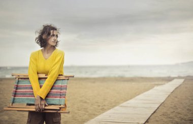 Bir şezlong ile plajda kız