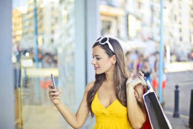 Açık bir akıllı telefon kullanan kız