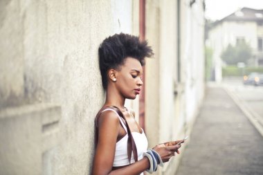 Açık bir akıllı telefon kullanan kız