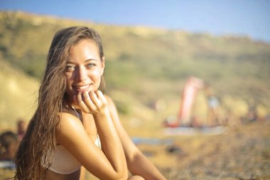 Sahilde bikinili bir kızın portresi