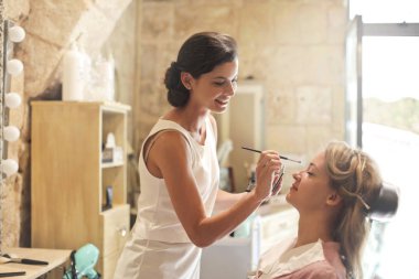 Bir müşteri ile sanatçı makyaj