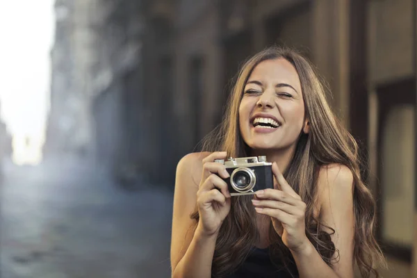 Chica Feliz Con Una Cámara Vintage — Foto de Stock