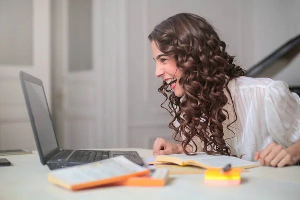 Bir Dizüstü Bilgisayar Önünde Mutlu Kız — Stok fotoğraf