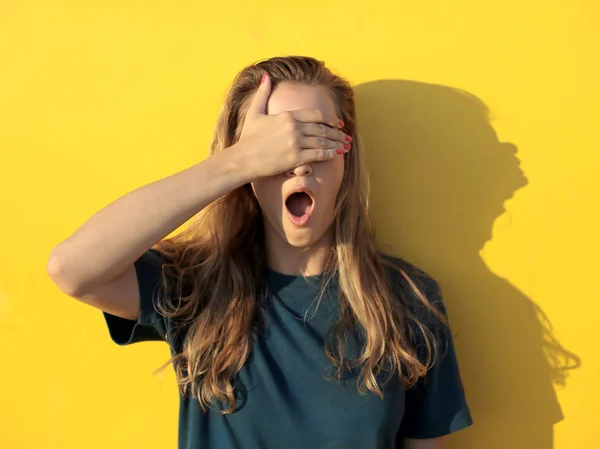 Chica Cubriendo Sus Ojos Con Una Mano —  Fotos de Stock