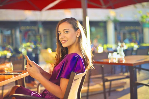 Chica Con Smartphone Bar Aire Libre —  Fotos de Stock