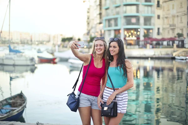 Två Tjejer Tar Selfie Stadsmiljö — Stockfoto