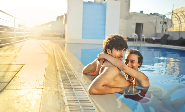 Bir Yüzme Havuzunda Rahatlatıcı Bir Çift — Stok fotoğraf