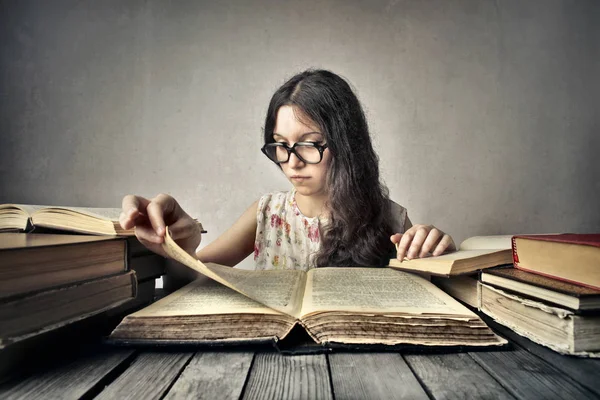 Uczeń Dziewczyna Czytająca Książkę — Zdjęcie stockowe