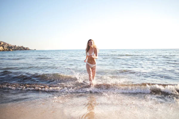 女孩在海边奔跑 — 图库照片