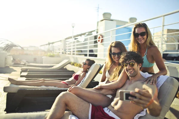 Grupp Vänner Att Selfie Utomhus — Stockfoto