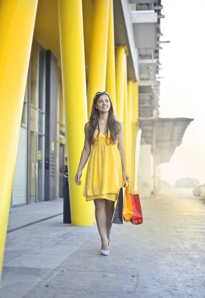 Une Fille Avec Des Sacs Provisions Plein Air — Photo